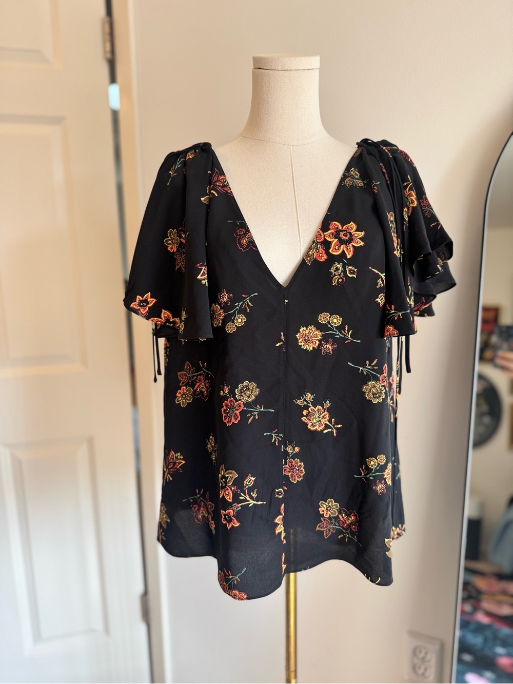 A.L.C. Black Floral 100% Silk Flutter Sleeve Blouse Size 8